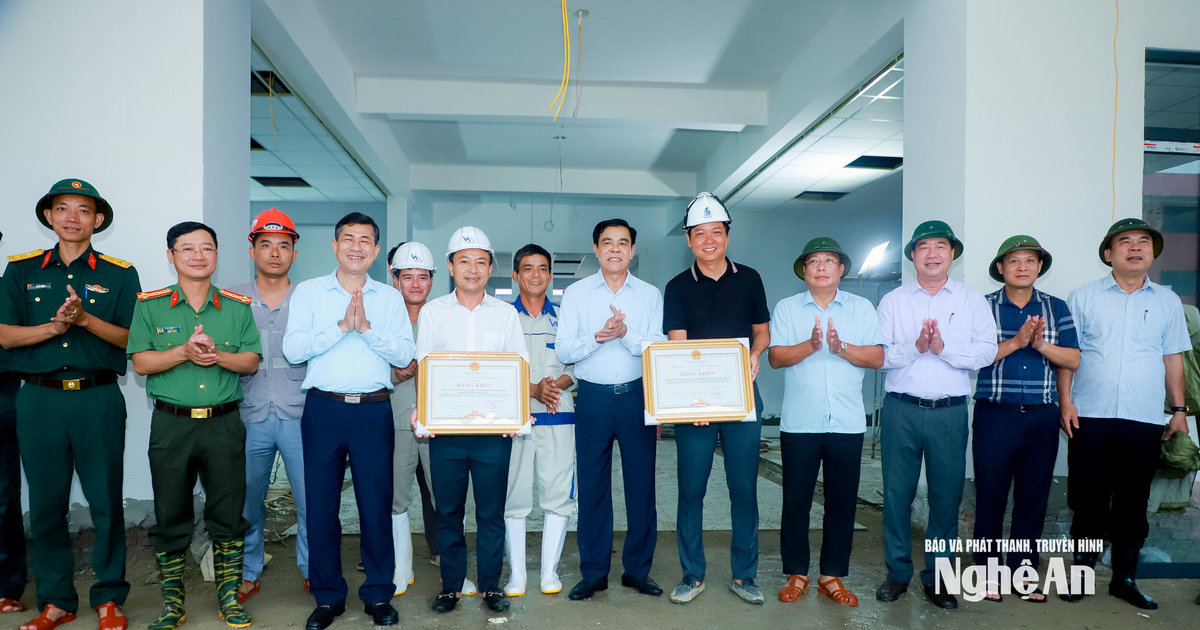 Chủ tịch UBND tỉnh Nghệ An khen thưởng đột xuất 2 nhà thầu trên công trường thi công trường nội trú liên cấp biên giới