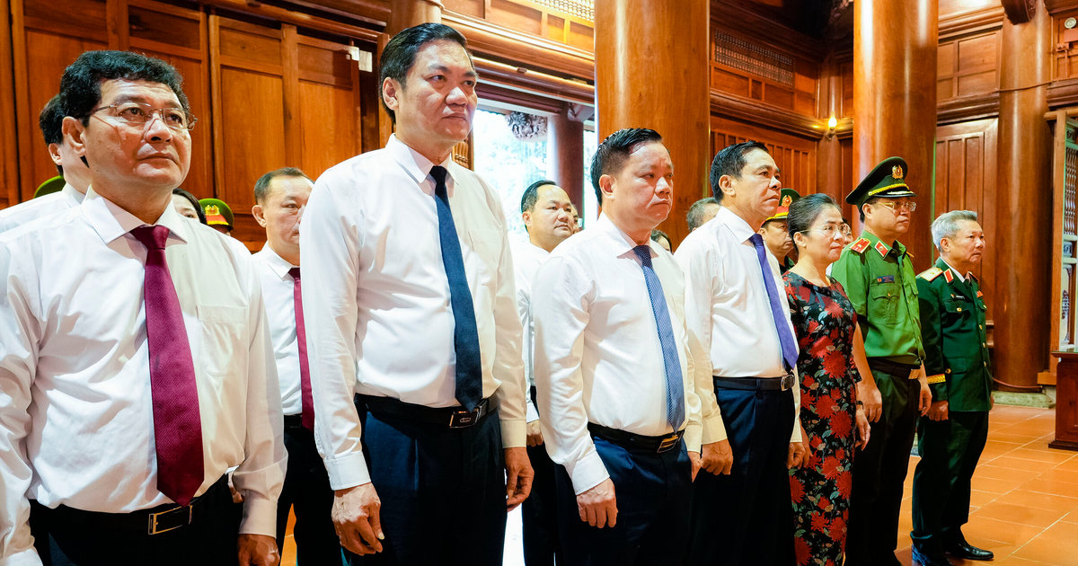 Lãnh đạo tỉnh Nghệ An dâng hoa, dâng hương tưởng niệm Chủ tịch Hồ Chí Minh