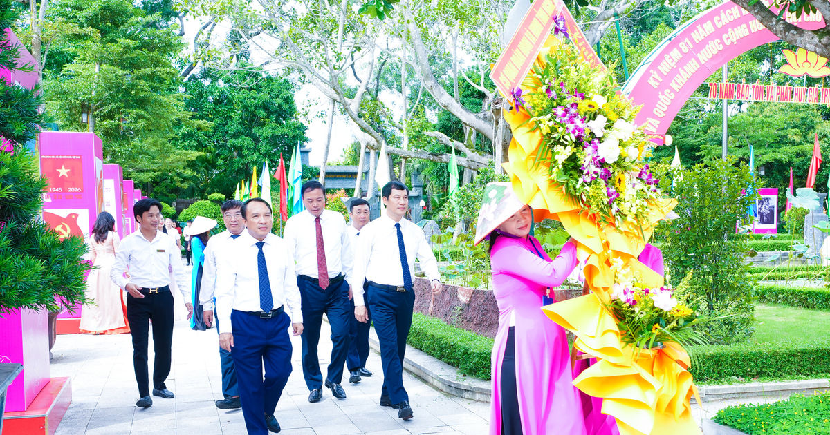 Văn phòng Đoàn ĐBQH và HĐND tỉnh Nghệ An dâng hương tưởng niệm Chủ tịch Hồ Chí Minh