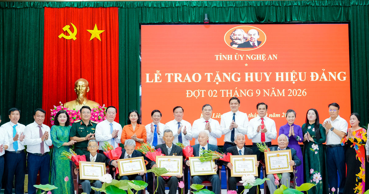 Phó Thủ tướng Thường trực Chính phủ trao Huy hiệu Đảng cho các đảng viên lão thành