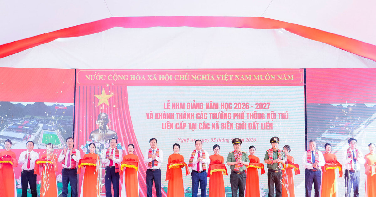 Bí thư Tỉnh uỷ dự Lễ khai giảng năm học mới và khánh thành Trường phổ thông nội trú Tiểu học và THCS xã Anh Sơn