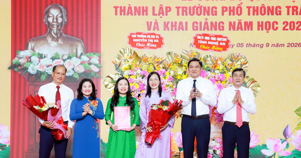 Phó Bí thư Thường trực Tỉnh ủy Hoàng Nghĩa Hiếu dự khai giảng tại Trường Phổ thông Trần Quốc Hoàn và THPT chuyên Phan Bội Châu