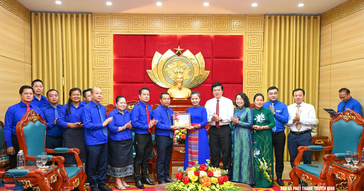 Phó Bí thư Tỉnh ủy Võ Thị Minh Sinh tiếp Đoàn đại biểu Thanh niên Thủ đô Viêng Chăn