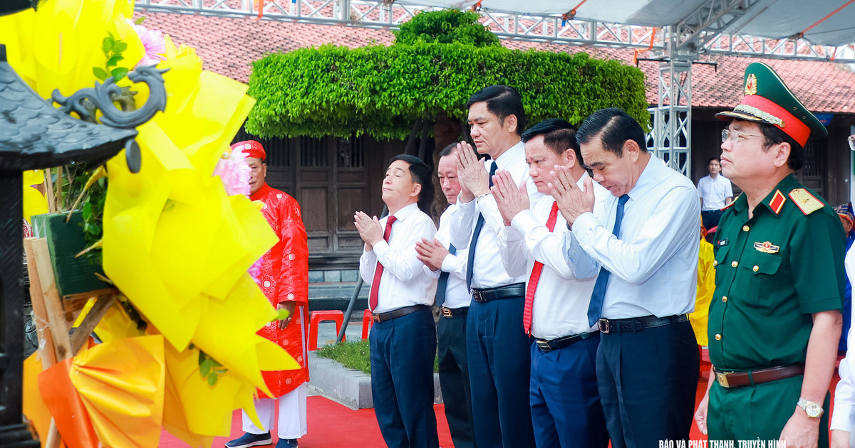 Lãnh đạo tỉnh Nghệ An dâng hoa, dâng hương tưởng niệm Hoàng đế Quang Trung