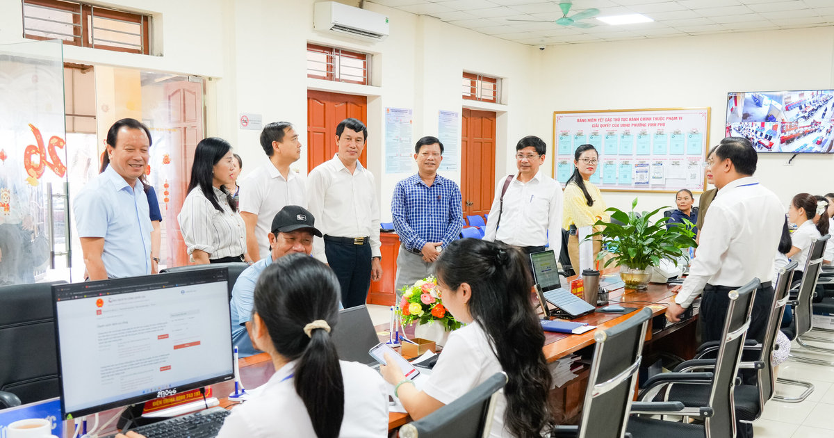 Giám sát hoạt động của chính quyền 2 cấp tại phường Vinh Phú