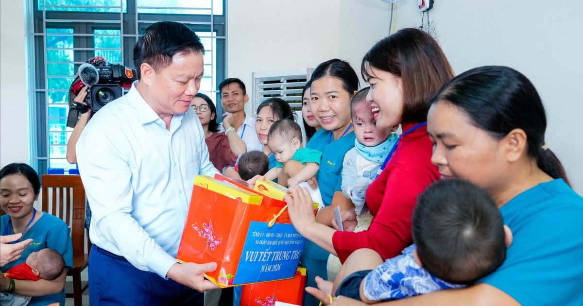 Bí thư Tỉnh ủy Nguyễn Khắc Thận thăm, tặng quà Trung thu tại Trung tâm Công tác xã hội Nghệ An