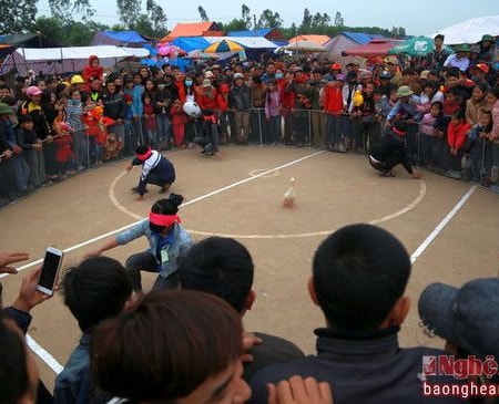 Cười té ghế với trò bịt mắt bắt vịt ở Lễ hội đền Đức Hoàng