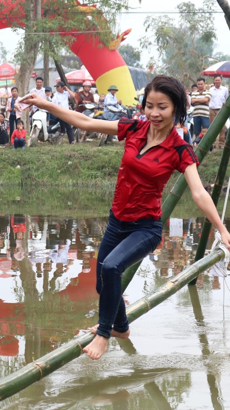 Cười “vỡ bụng” với trò đi cầu Kiều trong lễ hội đền Đức Hoàng