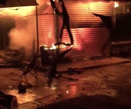 Chợ Nghĩa Thuận (TX.Thái Hòa) cháy rực trong đêm