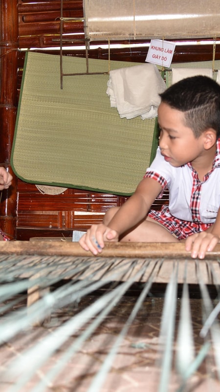 Học sinh Trường Tiểu học Hưng Dũng 2 trải nghiệm dệt chiếu cói, nặn nồi đất... trên sân trường