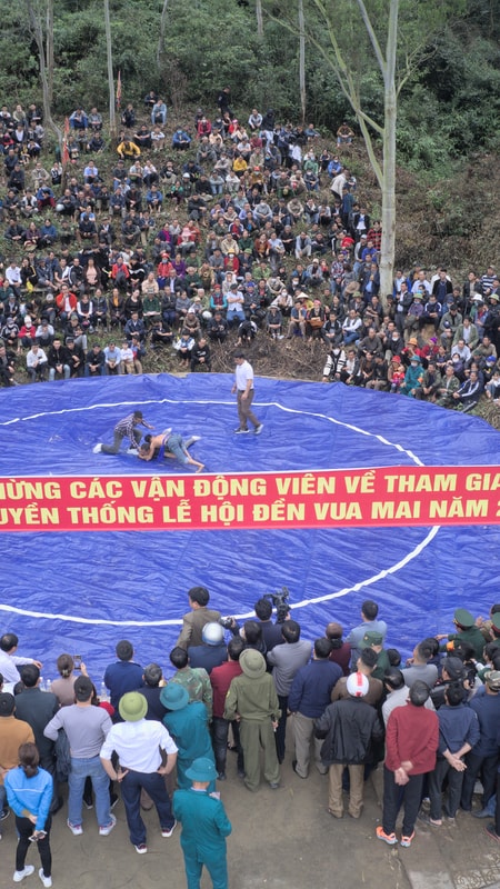 Hàng nghìn người leo núi xem Hội vật truyền thống tại Lễ hội Đền Vua Mai 