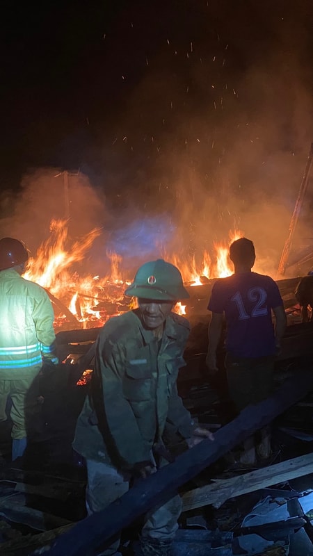 Một nhà dân bị hoả hoạn thiêu rụi trong đêm