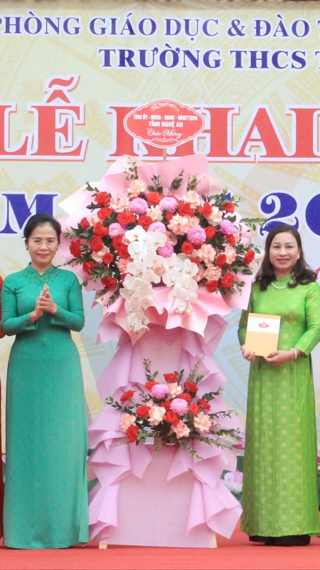 Đồng chí Võ Thị Minh Sinh dự lễ khai giảng năm học mới tại Trường THCS Trường Thi (TP Vinh)