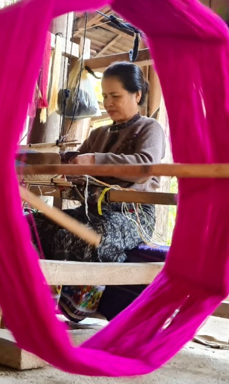 Phụ nữ Thái ở Kỳ Sơn xoay xở giữ nghề truyền thống