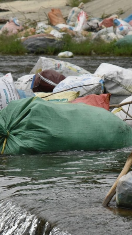 Báo động tình trạng rác ngập lòng khe, suối ở Thạch Ngàn (Con Cuông)