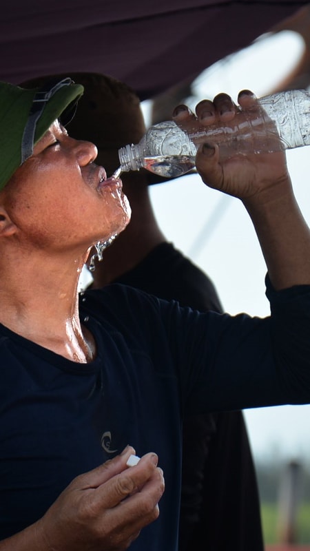 Ngư dân Nghệ An bám biển dưới nắng nóng hầm hập