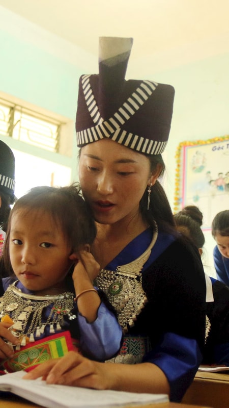 Lớp học đặc biệt của những phụ nữ Mông ở Phà Xắc