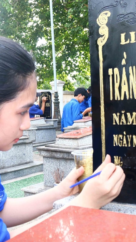 Thanh niên, học sinh chung tay sơn lại chữ trên bia mộ các liệt sĩ