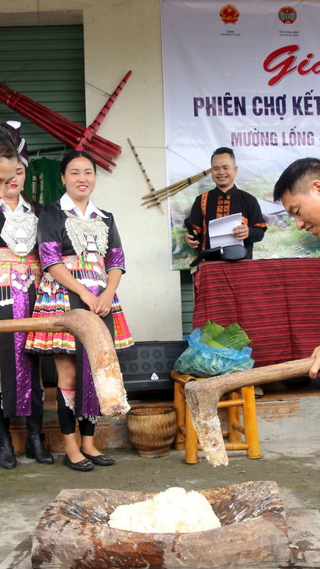 Đi chợ biên Việt – Lào trải nghiệm giã bánh Mông, dệt khăn piêu