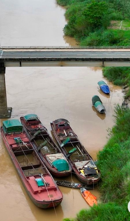 Cảnh báo tàu thuyền giằng néo dưới trụ cầu Nam Đàn trong mưa lớn