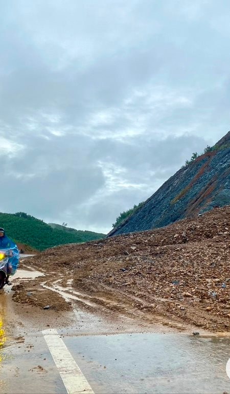 Quốc lộ 7C sạt lở nghiêm trọng, các phương tiện vẫn bất chấp lưu thông