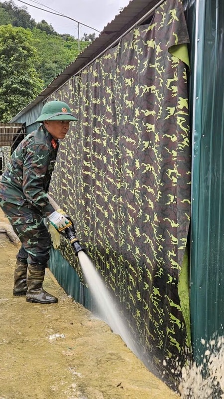 Lắp máy bơm công suất lớn thau rửa trường lớp, nhà cửa ngập lũ ở Lượng Minh