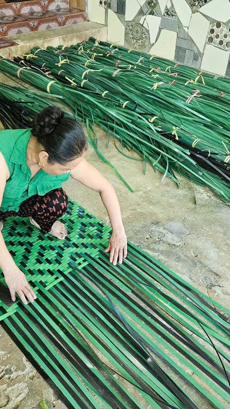 Độc đáo nghề đan rèm đai nhựa ở Xuân Lam