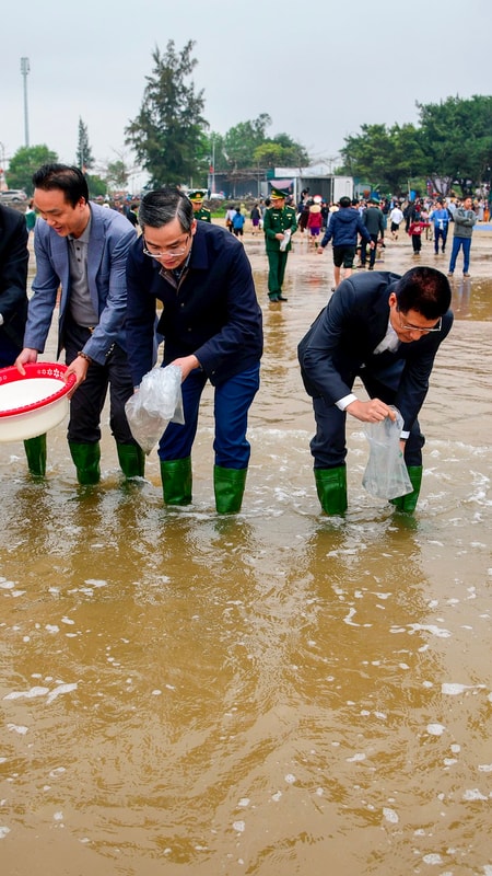 Hàng vạn tôm, cá, ngao giống được phóng sinh ở bãi biển Đền Cờn