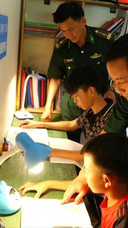 'Ở đồn với bố vui hơn ở nhà!'