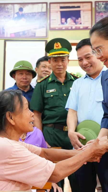 Phó Bí thư Tỉnh ủy Nghệ An trao Giấy chứng nhận quyền sử dụng đất cho đồng bào Đan Lai sống trong vùng lõi Vườn Quốc gia Pù Mát