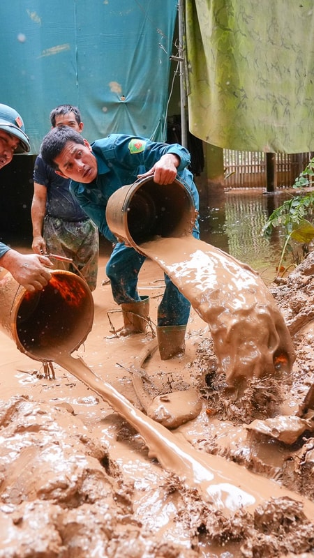 Bộ đội giúp người dân Tương Dương dọn bùn non, rác để trở lại nhà sau lũ lụt