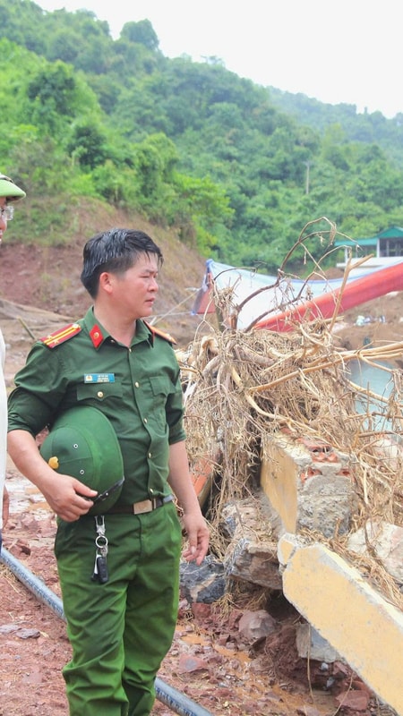 Lãnh đạo xã Nhôn Mai vượt 40 km đường rừng lập điểm tiếp nhận hàng cứu trợ cho vùng bị chia cắt