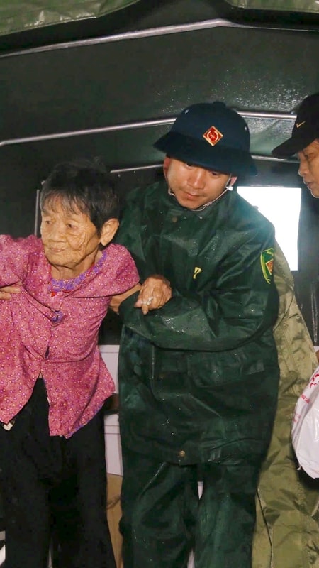 Chủ động ứng phó bão số 5: Phường Cửa Lò di dời hơn 2.500 dân đến nơi an toàn