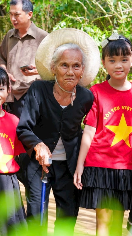 Nhiều gia đình về quê Bác dịp Quốc khánh, nuôi dưỡng tình yêu nước cho con trẻ