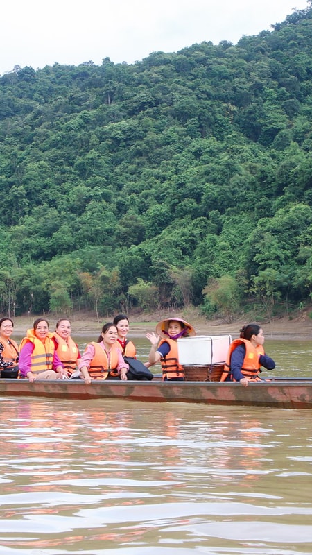 Ngày nghỉ, cán bộ xã Tương Dương vượt sông đến bản xa giúp đồng bào làm thủ tục hành chính