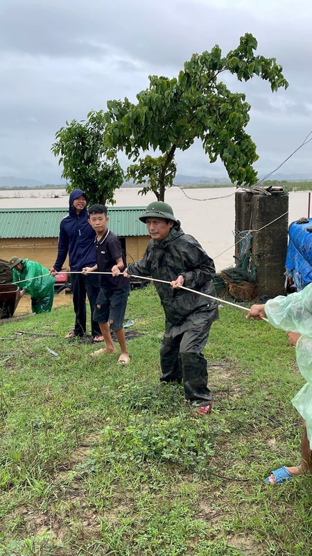 Di dời khẩn cấp xóm chài sát sông Lam trước khi bão số 10 đổ bộ