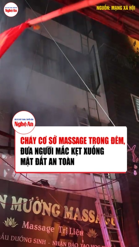 Cháy cơ sở massage trong đêm, đưa người mắc kẹt xuống mặt đất an toàn