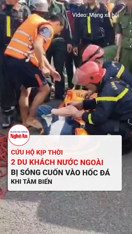 Cứu hộ kịp thời 2 du khách nước ngoài bị sóng cuốn vào hốc đá khi tắm biển