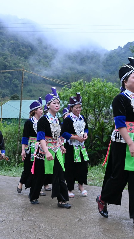 Niềm vui của đồng bào Mông trong ngày hội bầu cử ở cổng trời Mường Lống