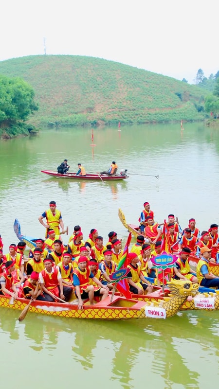 Sôi nổi giải đua thuyền tại Lễ hội Hoa Gạo xã Nhân Hòa