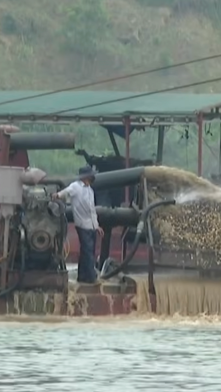 Anh Sơn Đông nguy cơ mất đất bãi do hoạt động khai thác cát sỏi trên sông