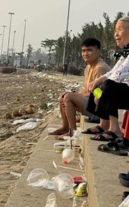 Sau pháo hoa, còn lại gì?
