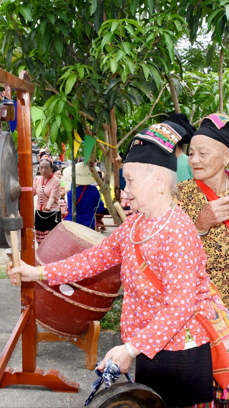 Tưng bừng lễ hội mừng lúa mới của bản Thái miền Tây Nghệ An