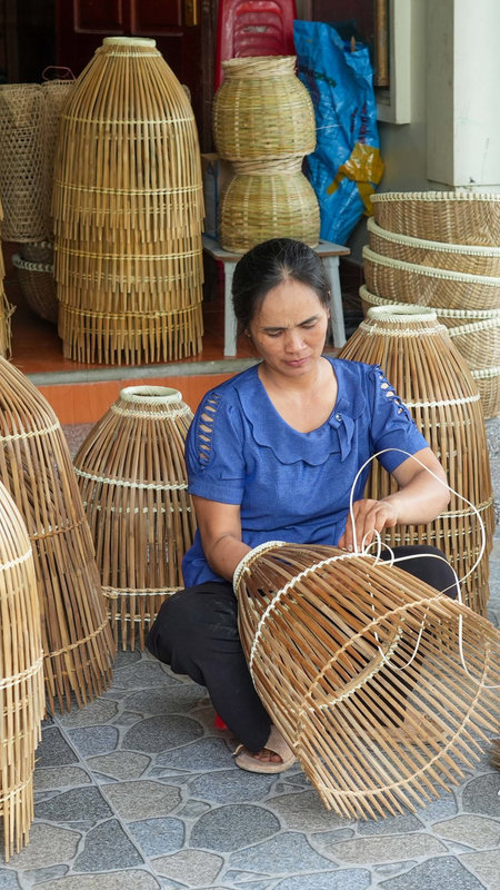 Làng đan nơm trăm tuổi ở Nghệ An lên sàn online