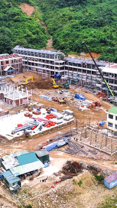 Tăng ca, tăng kíp xuyên đêm trên công trường xây dựng Dự án Trường Phổ thông nội trú liên cấp tiểu học và trung học cơ sở ở Nghệ An