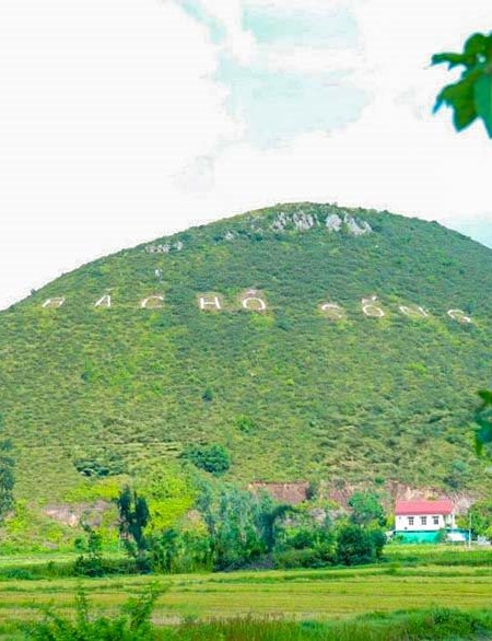 Hơn 1.000 người chung sức tái tạo dòng chữ “BÁC HỒ SỐNG MÃI” trên núi Nhón