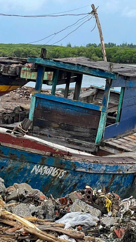 “Xác tàu” bủa vây khu neo đậu Lạch Vạn