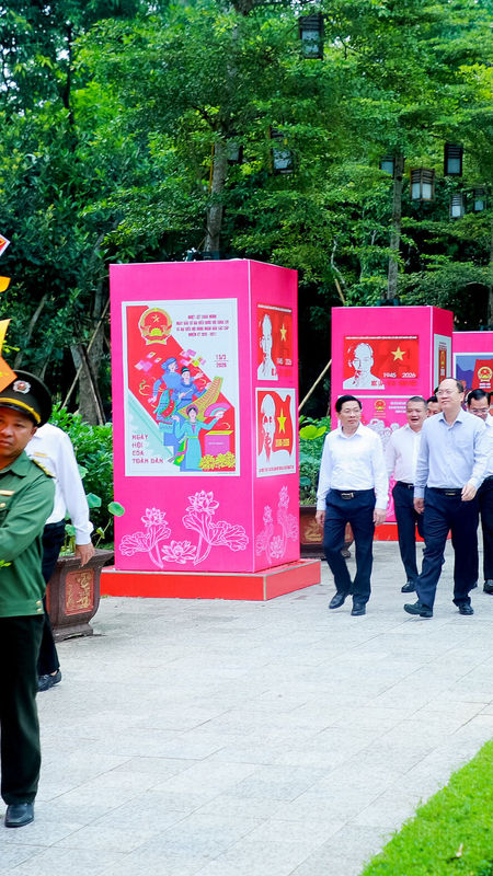 Đoàn đại biểu Tỉnh ủy Cà Mau dâng hoa, dâng hương tưởng niệm Chủ tịch Hồ Chí Minh tại Kim Liên