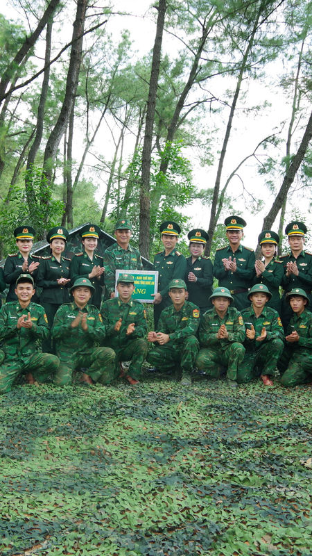 Bộ đội Biên phòng Nghệ An thăm, động viên lực lượng phục vụ diễn tập khu vực phòng thủ tỉnh năm 2026
