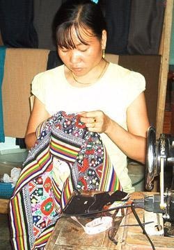 Cô gái tật nguyền ở bản Noóng Háo